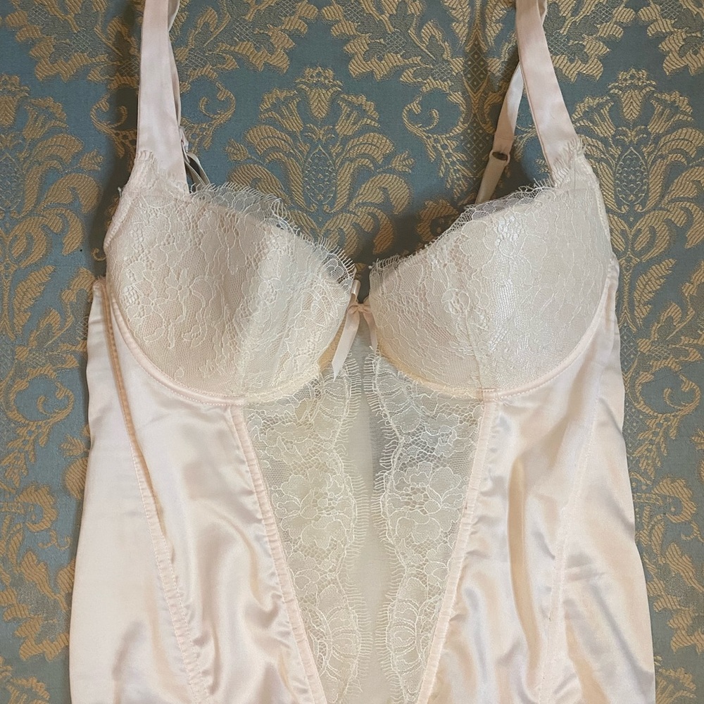 La Senza ivory pink satin and lace corset